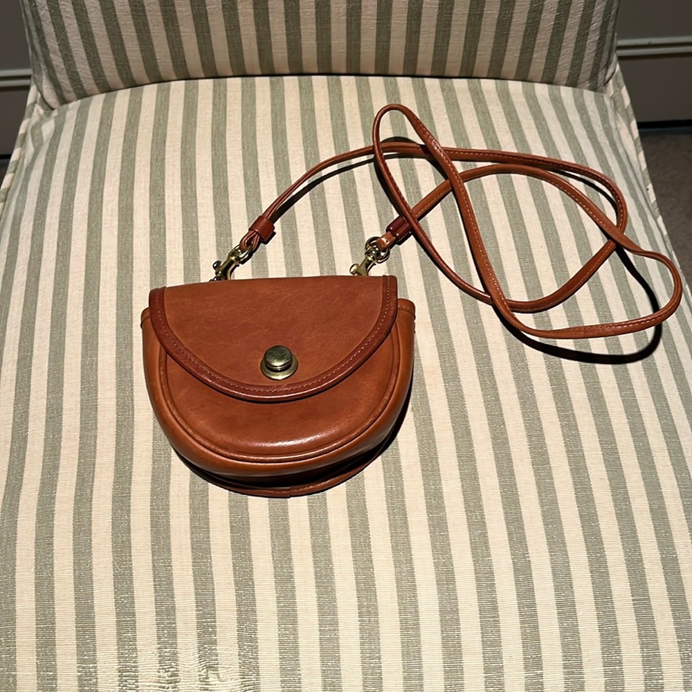 Coach cute bag with cross body strap and option to add it to a belt.